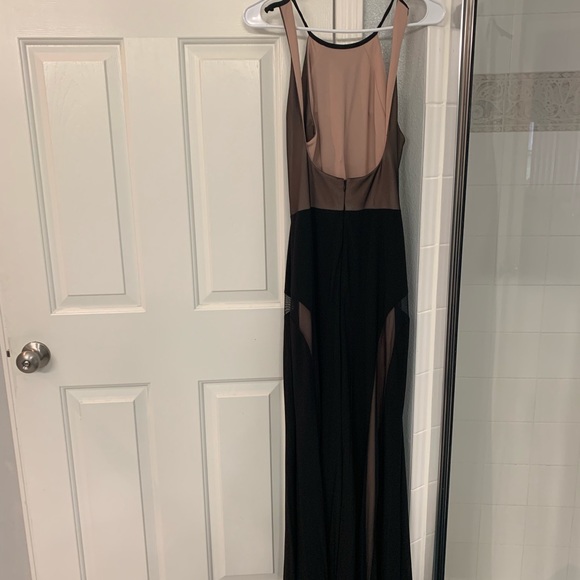 Nude/black gown - Picture 4 of 4